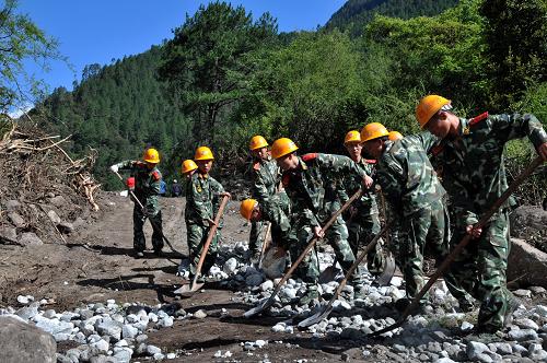 7月31日,武警交通四支隊(duì)的官兵在波密段搶修便道。新華社發(fā)(劉云 攝)