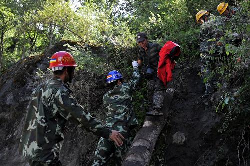 7月31日,武警交通四支隊(duì)的戰(zhàn)士在波密段幫助滯留游客從步行便道通過(guò)。新華社發(fā)(劉云 攝)