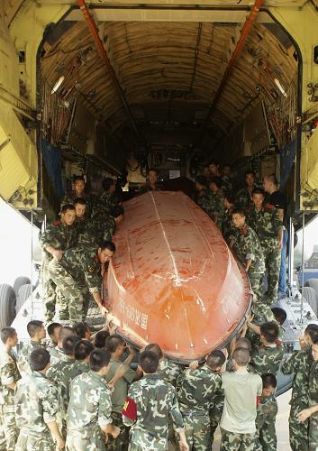 8月5日,武警江西總隊(duì)二支隊(duì)官兵在南昌昌北機(jī)場(chǎng)搶運(yùn)沖鋒舟。新華社發(fā)(何宗卯 攝)
