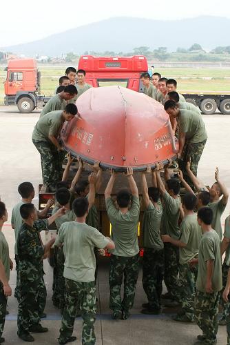 8月5日,武警江西總隊(duì)二支隊(duì)官兵在南昌昌北機(jī)場(chǎng)搶運(yùn)沖鋒舟。新華社發(fā)(何宗卯 攝)