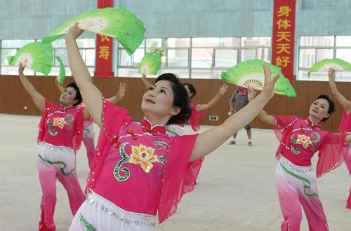 8月6日,在繁昌縣城一中體育場內(nèi),健身愛好者在參加健身秧歌賽。當(dāng)日,安徽省繁昌縣舉行2010年慶祝全國第二個“全民健身日”暨健身秧歌比賽活動,來自全縣各晨晚練點(diǎn)的10支代表隊(duì)300名健身愛好者參賽,分別進(jìn)行了第四套北京秧歌等多項(xiàng)比賽。新華社發(fā)(楊華 攝)