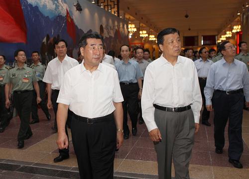 這是回良玉、劉云山等觀看展覽。8月17日,由中央中宣部、中央統(tǒng)戰(zhàn)部、中央外宣辦等聯(lián)合舉辦的“玉樹不倒、青海長青”——玉樹抗震救災主題展覽在北京中國人民革命軍事博物館舉行。中共中央政治局委員、國務院副總理回良玉,中共中央政治局委員、中宣部部長劉云山等與首都各界人士和群眾出席開幕式并參觀展覽。新華社記者 劉衛(wèi)兵 攝