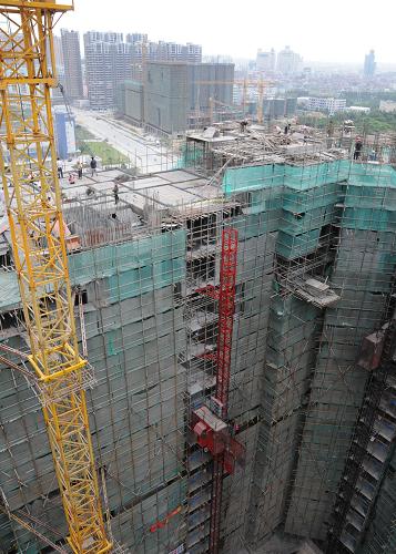 8月19日,工人在晉江市許厝社區(qū)廉租房二期工程2號樓進(jìn)行封頂作業(yè)。福建省各縣市正在不斷加快廉租房等保障性住房建設(shè),今年全省計劃新開工建設(shè)廉租房達(dá)2.7萬套。根據(jù)福建省政府的保障性住房建設(shè)規(guī)劃,2009年到2011年將基本解決城市低收入住房困難家庭的住房問題。廉租房將實行可租可售制度,同時,廉租房購房者將擁有有限產(chǎn)權(quán),不得直接上市交易。新華社記者 來建強(qiáng) 攝