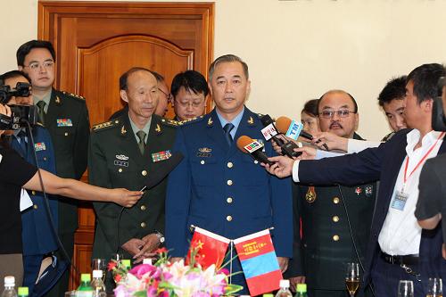 8月20日,中國人民解放軍副總參謀長馬曉天(中)在烏蘭巴托接受媒體采訪。新華社記者 阿斯鋼 攝