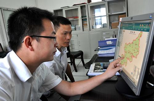 8月20日,工作人員在江西省德興市防汛辦查看山洪災害預警系統(tǒng)網絡運行情況。自2007年以來,江西省已組織實施了三期山洪災害預警系統(tǒng)建設,在56個縣建成山洪災害預警系統(tǒng)。該系統(tǒng)由山洪災害監(jiān)測、預警和應急響應管理體系系統(tǒng)、省市縣三級監(jiān)測預警計算機網絡和預警信息服務系統(tǒng)等組成。新華社發(fā)(胡敦煌 攝)