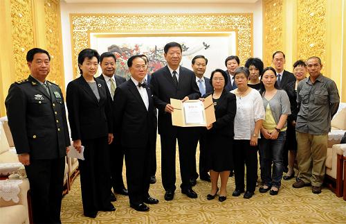 8月20日,國家人力資源和社會保障部部長尹蔚民(前左四)等和黃福榮家人展示國務(wù)院的表彰決定。當日,表彰已故香港義工黃福榮儀式在中央人民政府駐香港特別行政區(qū)聯(lián)絡(luò)辦公室舉行。國家人力資源和社會保障部部長尹蔚民專程趕來,代表國務(wù)院宣讀表彰決定,追授黃福榮“抗震救災(zāi)舍己救人杰出義工”稱號,并向黃福榮親屬頒授獎?wù)潞妥C書。香港特區(qū)行政長官曾蔭權(quán)、中央駐港聯(lián)絡(luò)辦主任彭清華、外交部駐港特派員呂新華、解放軍駐港部隊司令員張仕波等出席儀式。新華社記者 黃本強 攝
