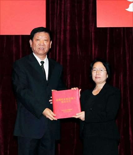 8月20日,尹蔚民頒發(fā)證書給黃福榮家人。新華社記者 黃本強 攝