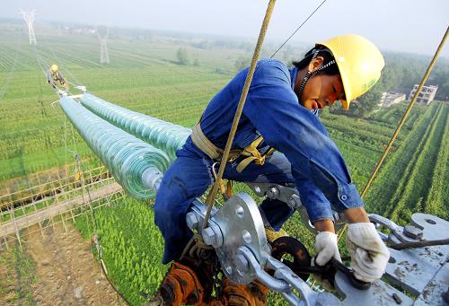 8月22日,安徽送變電工程公司施工人員在阜陽市潁東區(qū)插花鎮(zhèn)夏集村197號塔冒著高溫進(jìn)行高空作業(yè)。當(dāng)天,安徽電網(wǎng)500千伏輸電線路——阜陽市潁州變電站至淮南市湯莊變電站Ⅱ回線輸電線路工程進(jìn)入放線施工階段,這條線路全長近92千米,新建鐵塔216基,建成后可有效緩解皖北地區(qū)今冬用電緊張局面,為當(dāng)?shù)亟?jīng)濟(jì)發(fā)展提供強(qiáng)有力的電力保障。新華社發(fā)(宋衛(wèi)星 攝)