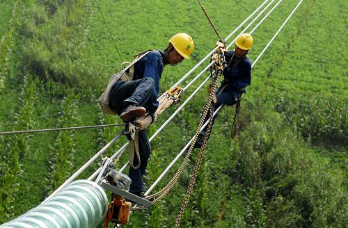 8月22日,安徽送變電工程公司施工人員在阜陽市潁東區(qū)插花鎮(zhèn)夏集村197號塔冒著高溫進(jìn)行高空作業(yè)。新華社發(fā)(宋衛(wèi)星 攝)