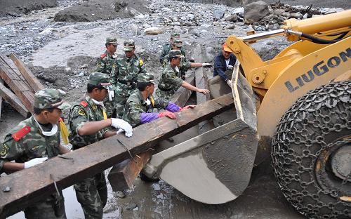8月22日,云南怒江公安邊防支隊(duì)官兵在東月谷河架設(shè)鋼架橋。新華社發(fā)(鐘志芳 攝)