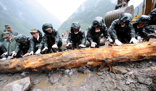 8月22日,云南怒江公安邊防支隊的官兵在云南貢山普拉底鄉(xiāng)清理道路。新華社記者 藺以光 攝