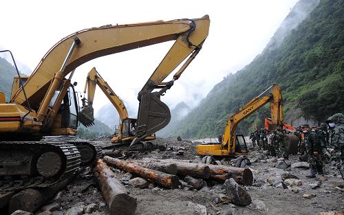 8月22日,救援人員在云南貢山普拉底鄉(xiāng)搜救。新華社記者 藺以光 攝