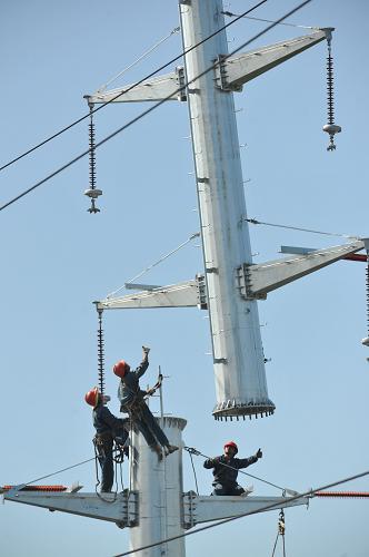 8月22日,在無錫市機(jī)場路110千伏高岷線線路技改現(xiàn)場,電力職工在安裝鋼管塔。新華社發(fā)(潘正光 攝)