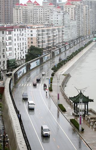 8月26日,車(chē)輛行駛在重新開(kāi)通的遼寧丹東市濱江路上。因洪水關(guān)閉的鴨綠江景區(qū)近日重新開(kāi)放。在過(guò)去的一周時(shí)間里,由于連續(xù)降雨,江水上岸最深時(shí)達(dá)1.5米,水退后給岸邊留下了重達(dá)百?lài)嵉挠倌?。工作人員日夜奮戰(zhàn),目前沿江淤泥基本清理完畢。新華社發(fā)(戚萬(wàn)鵬 攝)