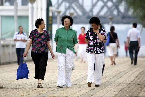 8月26日,市民在遼寧丹東市中朝友誼橋附近的江邊景觀路上散步。新華社發(fā)(戚萬(wàn)鵬 攝)