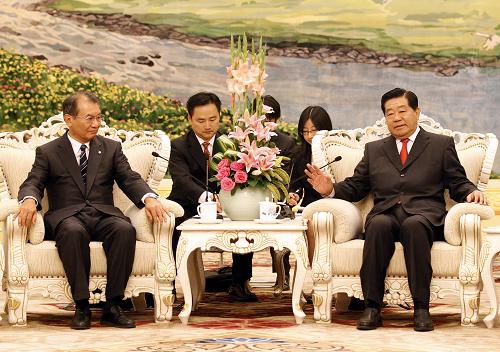 9月4日,中共中央政治局常委、全國(guó)政協(xié)主席賈慶林在北京人民大會(huì)堂會(huì)見(jiàn)來(lái)華出席第十三次中日經(jīng)濟(jì)討論會(huì)的日方代表團(tuán)。這是賈慶林與日方代表團(tuán)團(tuán)長(zhǎng)、日本經(jīng)濟(jì)新聞社社長(zhǎng)喜多恒雄交談。 新華社記者 丁林 攝