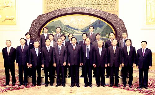 9月4日,中共中央政治局常委、全國(guó)政協(xié)主席賈慶林在北京人民大會(huì)堂會(huì)見(jiàn)來(lái)華出席第十三次中日經(jīng)濟(jì)討論會(huì)的日方代表團(tuán)。 新華社記者 丁林 攝