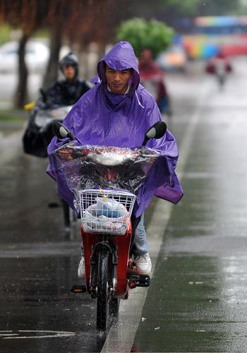 9月23日,南寧市民在雨中出行。新華社記者 張愛(ài)林 攝