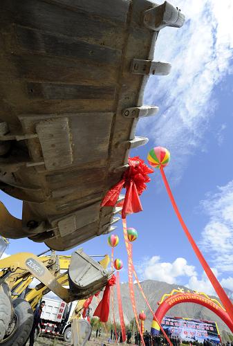 10月8日,西藏自治區(qū)自然科學(xué)博物館舉行奠基儀式。 當(dāng)日,總投資4.425億元的西藏自治區(qū)自然科學(xué)博物館開工建設(shè)。該博物館設(shè)計(jì)為自然博物館、科技館、展覽館“三館合一”的公益性特大綜合型博物館,集展示與教育、科研與交流、收藏與制作、休閑與旅游于一體,將是一處將科技性、參與性、趣味性融為一體的科普教育及旅游觀光基地。 新華社記者 格桑達(dá)瓦 攝