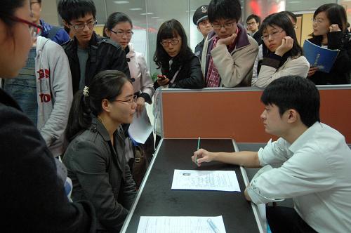 11月14日,一名杭州高校應屆畢業(yè)生在招聘會上參加面試。新華社記者 黃宗治 攝
