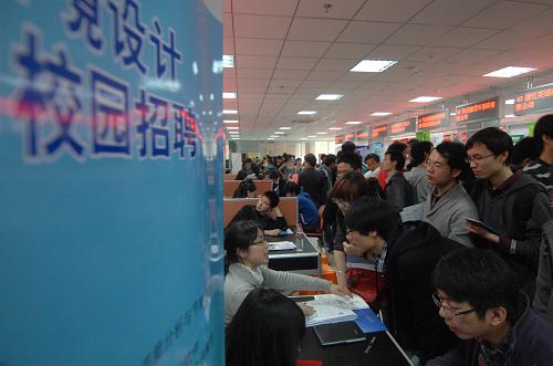 11月14日,杭州高校應屆畢業(yè)生在招聘會上參加面試。新華社記者 黃宗治 攝