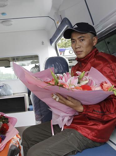 11月14日,獲救的中國船員紀(jì)長豐抵滬后登上救護(hù)車。當(dāng)日,在沖繩以南海域沉沒貨船上的3名獲救中國船員從日本沖繩那霸機(jī)場搭乘中國東方航空公司的航班抵達(dá)上海。南京遠(yuǎn)洋運(yùn)輸股份有限公司所屬巴拿馬籍貨船“南遠(yuǎn)鉆石號(hào)”9日在沖繩西表島以南約340公里處海域沉沒,船上共載有25名中國船員。截至目前,共有3名船員獲救,2人確認(rèn)遇難,另有20人下落不明。目前,日本海上保安廳等部門的搜救工作仍在繼續(xù)。新華社記者 裴鑫 攝