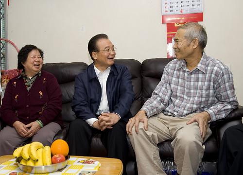 11月14日,國(guó)務(wù)院總理溫家寶來(lái)到澳門氹仔,看望當(dāng)?shù)鼐用瘛_@是溫家寶在澳門居民鄭國(guó)強(qiáng)(右)家中,與他親切交談。新華社記者 陳鐸 攝