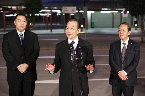 11月14日,中國國務(wù)院總理溫家寶離開澳門。這是溫家寶在蓮花口岸回答記者提問。新華社發(fā)(張金加 攝)