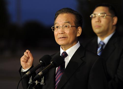 11月14日,中國國務(wù)院總理溫家寶離開澳門。這是溫家寶在蓮花口岸回答記者提問。新華社記者 黃曉勇 攝