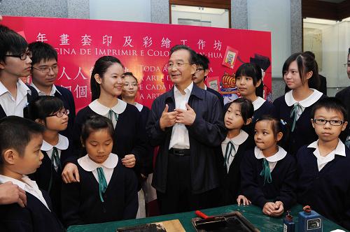 11月14日,國務(wù)院總理溫家寶來到澳門博物館,同在這里參觀學(xué)習(xí)的學(xué)生們親切交流。這是溫家寶與學(xué)生們一起唱《七子之歌》。新華社記者 饒愛民 攝