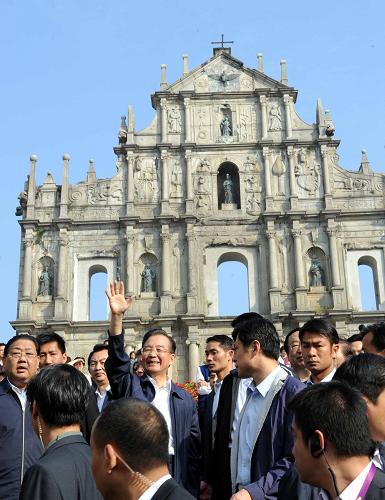 11月14日,國(guó)務(wù)院總理溫家寶參觀澳門(mén)大三巴牌坊。這是溫家寶在澳門(mén)大三巴牌坊前向群眾揮手致意。新華社記者 饒愛(ài)民 攝