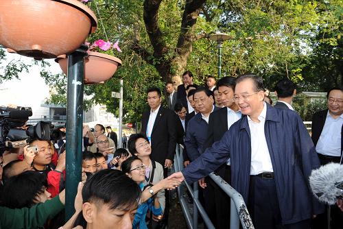 11月14日,國(guó)務(wù)院總理溫家寶參觀澳門(mén)大三巴牌坊。這是溫家寶在澳門(mén)大三巴景區(qū)和市民、游客親切交流。新華社記者 饒愛(ài)民 攝