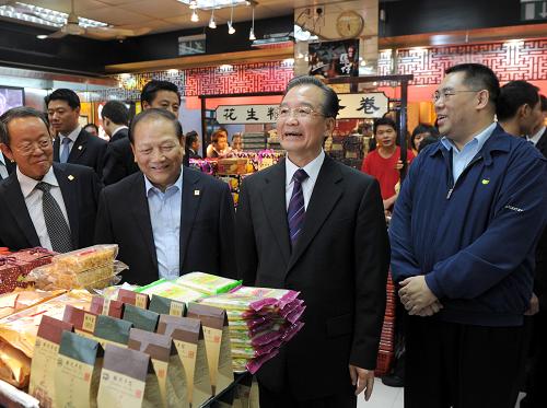 11月14日,國務(wù)院總理溫家寶來到澳門著名的步行街——官也街,視察市場供應(yīng)和物價(jià)情況。新華社記者 張鐸 攝