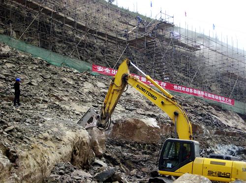 11月13日,工人在四川省萬源市羅文鎮(zhèn)鐵山坡的“川東北天然氣項(xiàng)目”工程現(xiàn)場(chǎng)施工。新華社發(fā)(鄧良奎 攝)