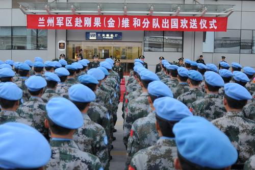 11月28日,在西安咸陽國際機(jī)場,即將踏上征程的維和部隊官兵整裝待發(fā)。當(dāng)日,中國第十二批赴剛果(金)維和部隊第二梯隊118人從西安咸陽國際機(jī)場登機(jī),飛赴剛果(金)布卡武任務(wù)區(qū)執(zhí)行為期8個月的維和任務(wù)。中國第十二批赴剛果(金)維和部隊的218人全部來自蘭州軍區(qū),其中第一梯隊100名官兵已于11月19日從西安先期出發(fā)。新華社發(fā)(武國強(qiáng) 攝)