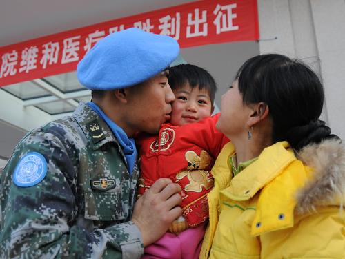 11月28日,即將出征的維和士兵翟效東(左)親吻自己兩歲的女兒。新華社發(fā)(武國強(qiáng) 攝)