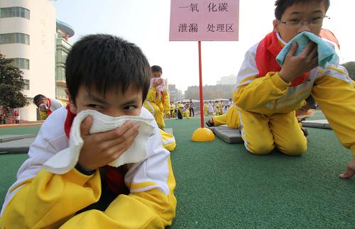 11月29日,在南通第二附屬小學(xué)開展的應(yīng)急聯(lián)合演練活動“一氧化碳泄漏處理”環(huán)節(jié)中,小營員們離開“危險區(qū)”。當(dāng)日,江蘇南通和平橋街道濠城社區(qū)成立首期“青少年SOS應(yīng)急體驗營”,120余名首批小營員在南通市第二附屬小學(xué)開展以“爭分奪秒護航生命”為主題的應(yīng)急聯(lián)合演練活動。小營員們分組參加 “交通事故現(xiàn)場搶救”、“戶外運動突發(fā)事件”、“觸電緊急避險”、“一氧化碳泄漏處理”“火災(zāi)應(yīng)急互救”等現(xiàn)場模擬演練,提高在緊急狀態(tài)下自我救護與互助互救的技能。新華社發(fā)(黃哲 攝)