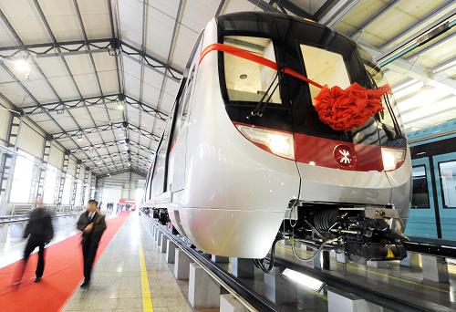 12月6日,港鐵項目首列車在下線儀式現(xiàn)場。當(dāng)日,中國制造的世界最高端地鐵列車——香港鐵路公司(港鐵)西港島線項目首列車,在中國北車長客股份公司下線,這也是中國北車長客股份今年研發(fā)和制造的第1000列地鐵列車,標(biāo)志著中國北車成為世界規(guī)模最大、研發(fā)能力最強(qiáng)的城鐵車研制出口基地。作為我國具有自主知識產(chǎn)權(quán)的創(chuàng)新產(chǎn)品,該車車體強(qiáng)度、壽命、噪音控制、防火性能等方面均采用了國際最高標(biāo)準(zhǔn),填補(bǔ)了國內(nèi)A型高檔不銹鋼地鐵車的空白。新華社記者 王昊飛 攝