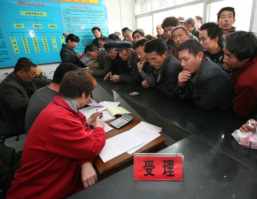 12月5日,農(nóng)民在安徽省亳州市蒙城縣農(nóng)機部門設(shè)立的抗旱機具購置補貼辦理點辦理相關(guān)手續(xù)。新華社發(fā)(胡衛(wèi)國 攝)