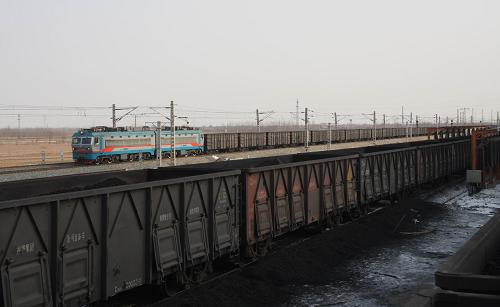 12月13日,運(yùn)送電煤的列車穿梭于朔黃鐵路河北滄州西段。近日,國(guó)家發(fā)改委下發(fā)《國(guó)家發(fā)展改革委關(guān)于做好2011年煤炭產(chǎn)運(yùn)需銜接工作的通知》。通知中說(shuō),2011年跨省煤炭總銜接量預(yù)計(jì)為9.32億噸,同比增長(zhǎng)3%,其中電煤運(yùn)量為7.69億噸,同比增長(zhǎng)5%。發(fā)改委要求,2011年產(chǎn)運(yùn)需銜接中,年度重點(diǎn)電煤合同價(jià)格維持上年水平不變,不得以任何形式變相漲價(jià)。新華社發(fā)(傅新春 攝)
