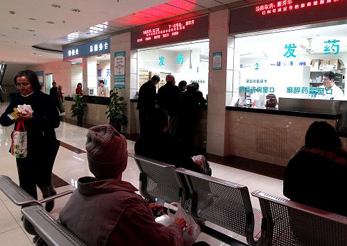 12月13日,患者在上海市白玉社區(qū)衛(wèi)生服務中心領取處方藥品。新華社記者 陳飛 攝