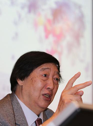 12月14日,著名學(xué)者、開明畫院院長馮驥才在座談會(huì)上發(fā)言。新華社記者 宋立東 攝