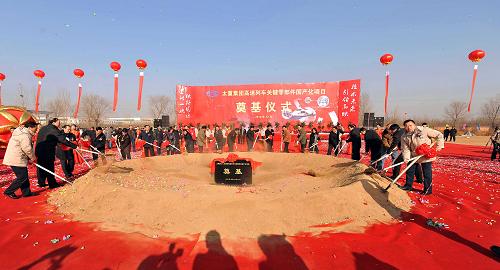 這是太重集團(tuán)高速列車關(guān)鍵零部件國產(chǎn)化項(xiàng)目奠基儀式現(xiàn)場(12月17日攝)。12月17日,太重集團(tuán)高速列車關(guān)鍵零部件國產(chǎn)化項(xiàng)目奠基儀式在太原舉行。該項(xiàng)目是適應(yīng)我國高速列車技術(shù)發(fā)展需要,按照鐵道部“在山西地區(qū)形成高速列車輪對組成完整產(chǎn)業(yè)鏈”的指示精神,完成太重集團(tuán)“十二五”末達(dá)到500億元目標(biāo)而建設(shè)的重大項(xiàng)目,項(xiàng)目建成后,將滿足年產(chǎn)30萬片高品質(zhì)車輪的需要。新華社記者 詹彥 攝
