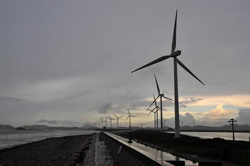 這是浙江溫嶺東海塘風(fēng)力發(fā)電場(2009年12月10日攝)。目前,浙江已有大量的民營資本積極投資風(fēng)電設(shè)備制造領(lǐng)域。在國家新能源政策推動和引導(dǎo)下,以風(fēng)力發(fā)電、光伏太陽能發(fā)電、電動車、LED照明等為代表的新能源產(chǎn)業(yè)已經(jīng)逐漸成為浙江數(shù)千億民營資本重點(diǎn)投資的領(lǐng)域。如今,由傳統(tǒng)制造業(yè)轉(zhuǎn)型布局新能源產(chǎn)業(yè)的浙江民營企業(yè)數(shù)量和規(guī)模不斷壯大,已成為新能源產(chǎn)業(yè)發(fā)展的重要推動力量。新華社記者 王定昶 攝
