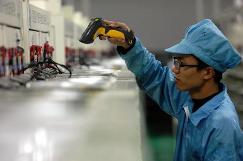 一位技術(shù)人員在浙江萬向電動汽車裝配車間檢測電瓶配件(12月16日攝)。新華社記者 黃宗治 攝