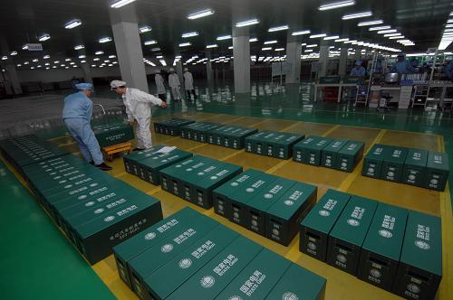 技術(shù)人員在浙江萬向電動汽車生產(chǎn)車間將電瓶搬運(yùn)入庫(12月16日攝)。新華社記者 黃宗治 攝