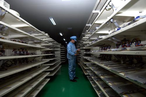 一位技術(shù)人員在浙江萬向電動汽車裝配車間檢測電瓶配件(12月16日攝)。新華社記者 黃宗治 攝