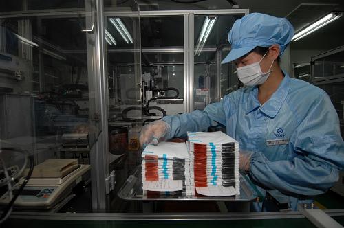 一位技術(shù)人員在浙江萬向電動汽車裝配車間檢測電瓶配件(12月16日攝)。新華社記者 黃宗治 攝