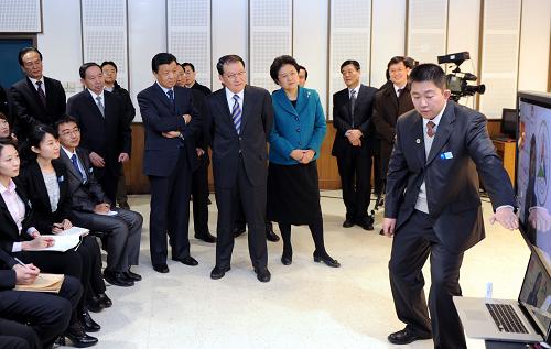 12月17日,中共中央政治局常委李長春來到中國傳媒大學(xué),就加強國際傳播后備人才培養(yǎng)工作進行調(diào)研。中共中央政治局委員、書記處書記、中宣部部長劉云山,中共中央政治局委員、國務(wù)委員劉延?xùn)|一同調(diào)研。這是李長春等領(lǐng)導(dǎo)同志觀摩3G視頻新聞現(xiàn)場報道課程教學(xué)。新華社記者 張鐸 攝