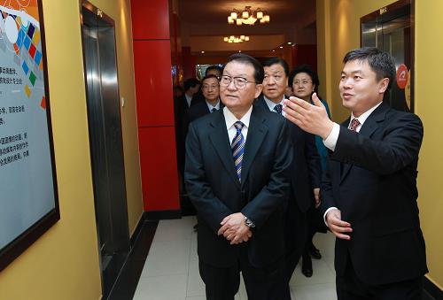 12月17日,中共中央政治局常委李長春來到中國傳媒大學(xué),就加強國際傳播后備人才培養(yǎng)工作進行調(diào)研。中共中央政治局委員、書記處書記、中宣部部長劉云山,中共中央政治局委員、國務(wù)委員劉延?xùn)|一同調(diào)研。這是李長春等領(lǐng)導(dǎo)同志參觀中國傳媒大學(xué)動畫學(xué)院。新華社記者 龐興雷 攝
